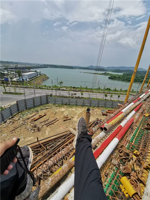 龙山区作业中发生设备损坏或人员意外，责任怎么划分？